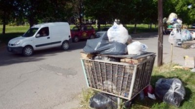 Paro de Municipales: Vecinos de Plottier llevan las bolsas de basura a Neuquén