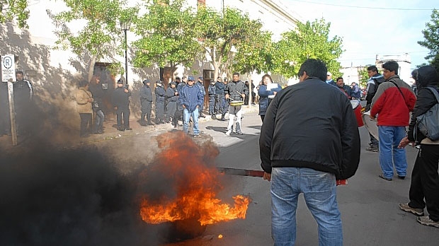 Los bombos, las sirenas, la quema de gomas y los manifestantes, una escenografía que se repite en el partido de Patagones.