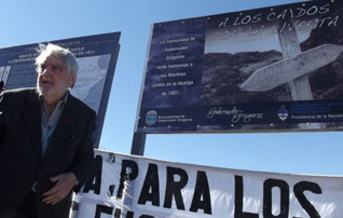 El Historiador Bayer participó en la señalización de tumbas de la Patagonia Trágica