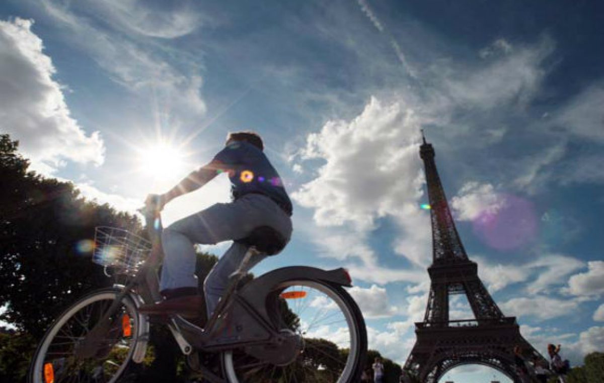 Francia: las empresas le pagarán a los empleados para ir en bici al trabajo