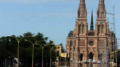 Inundaciones: el agua llegó a la basílica de Luján y hay 340 evacuados