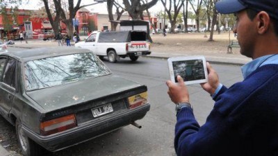 Salta: Los vecinos podrán mandar a Tránsito fotos de vehículos en infracción.