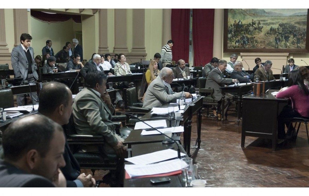 El Gobernador de Salta alentó a diputados a enfrentar a los intendentes