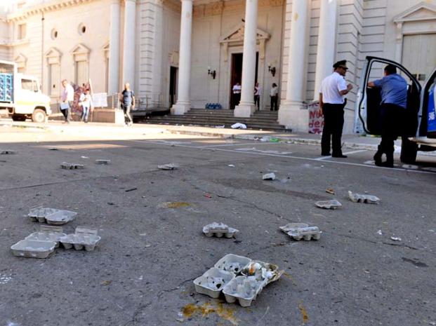 Intolerancia. El frente del Palacio Legislativo fue atacado a huevazos y piedrazos, con lo cual se denunció a Coto.