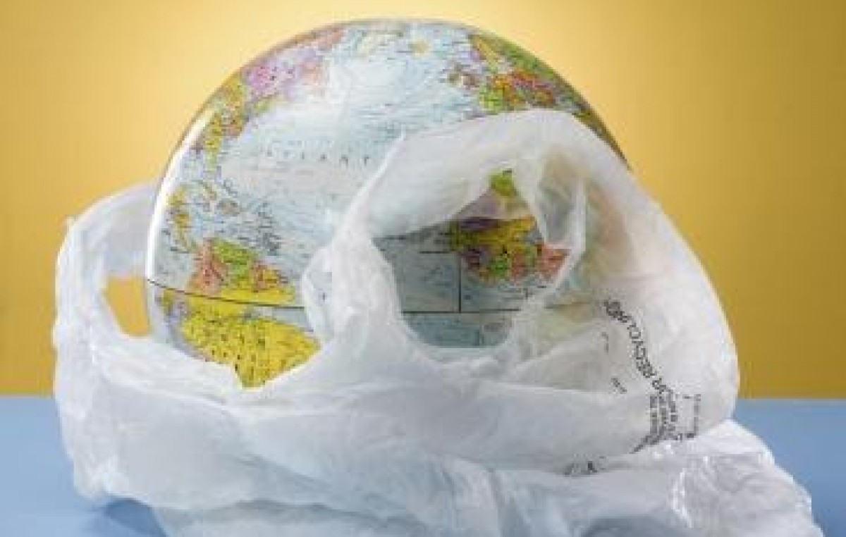 Histórico acuerdo en la Unión Europea para reducir uso de bolsas de plástico
