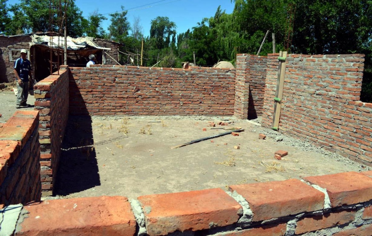 Villa Atuel: Construyen sus casas después de salir del trabajo