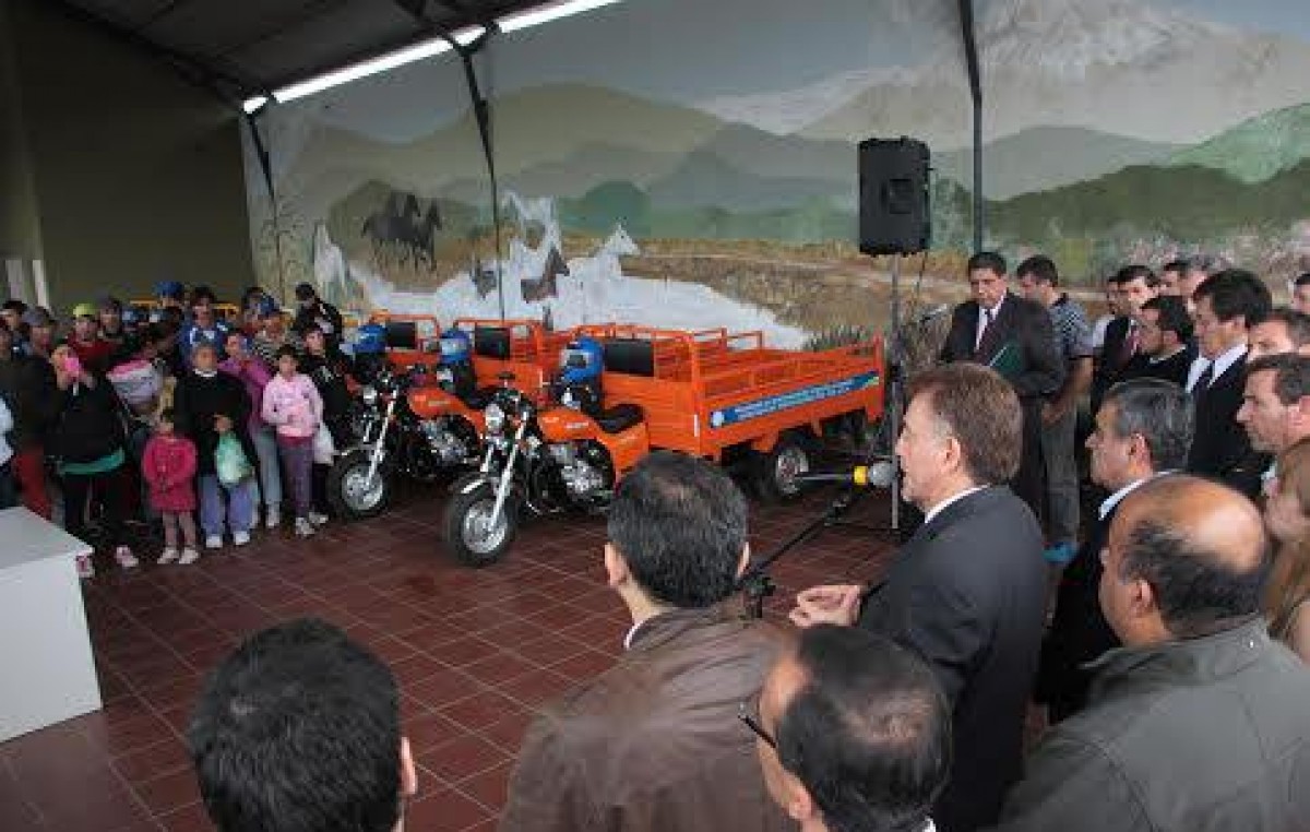Tucumán: entregaron motocarros para que vecinos reemplacen los tracción a sangre