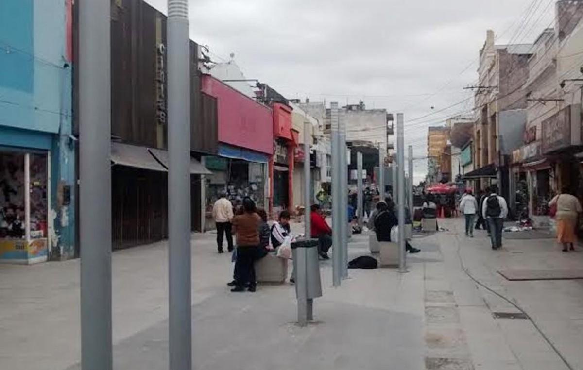 Peatonales de Salta: vuelven las farolas y los bancos tendrán madera