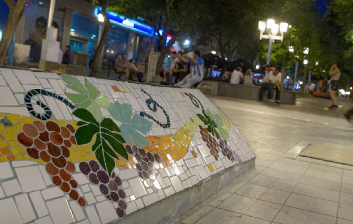 La Peatonal de Mendoza ya luce sus nuevos canteros vendimiales