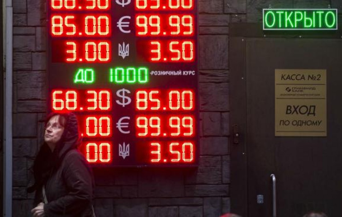 Se desploma el rublo y Rusia culpa a especuladores