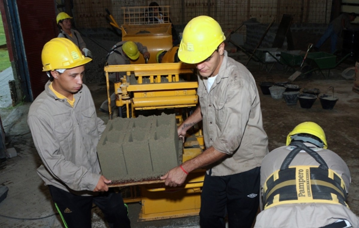 En Santa Fé, jóvenes que fueron limpiavidrios ahora fabrican bloques de hormigón