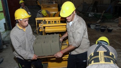 En Santa Fé, jóvenes que fueron limpiavidrios ahora fabrican bloques de hormigón