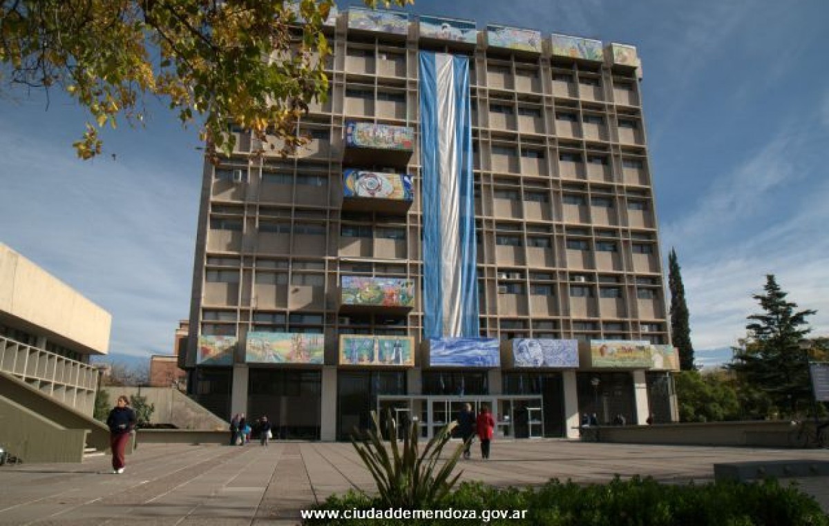 El Intendente de Mendoza sorteará los espacios de cartelería entre todos los precandidatos