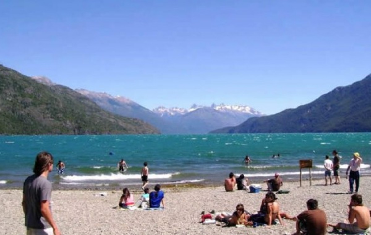 Miles de turistas disfrutan de Lago Puelo y la ocupación hotelera ronda el 95 %