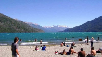 Miles de turistas disfrutan de Lago Puelo y la ocupación hotelera ronda el 95 %