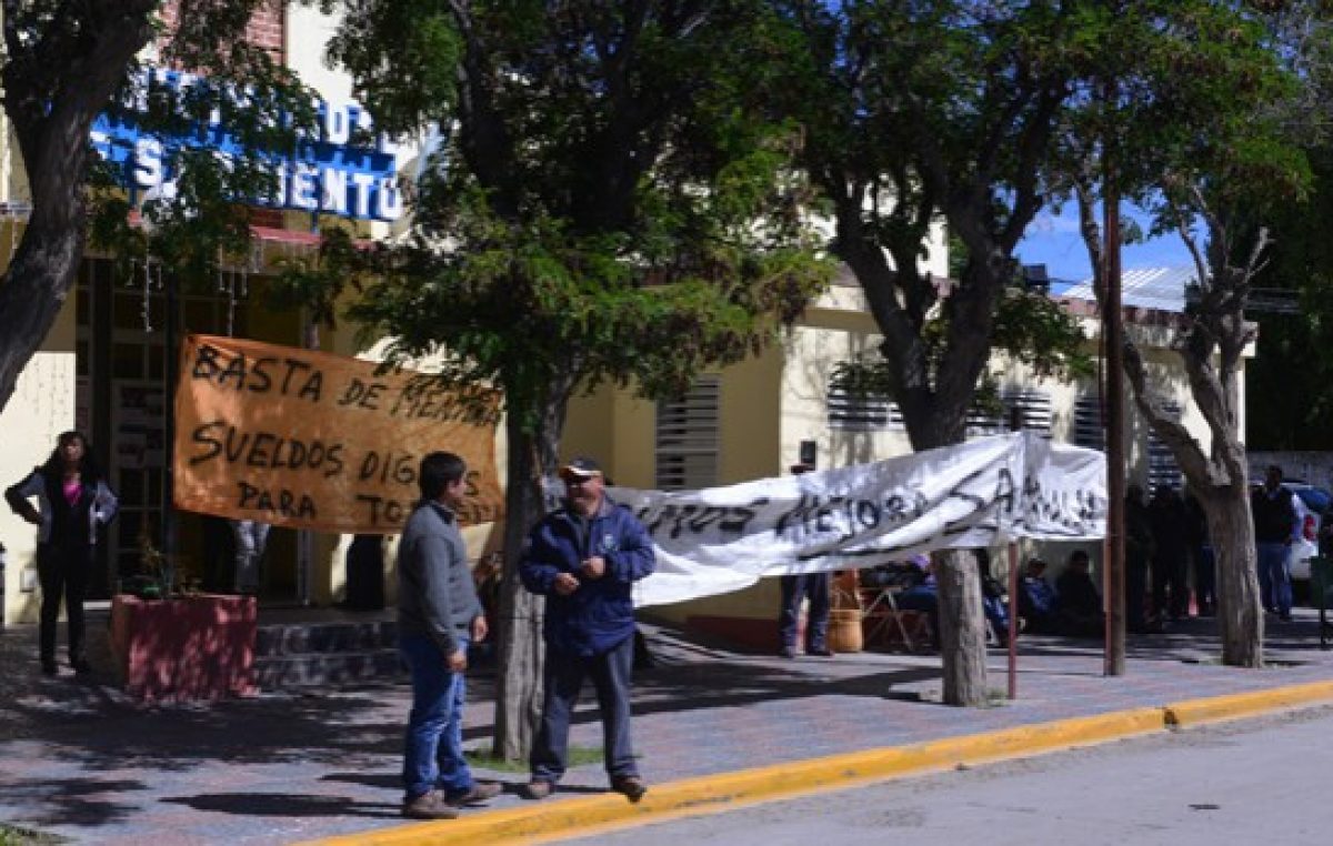 Sin bombos, los empleados de Sarmiento consiguieron la solidaridad de los petroleros