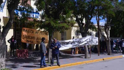 Sin bombos, los empleados de Sarmiento consiguieron la solidaridad de los petroleros