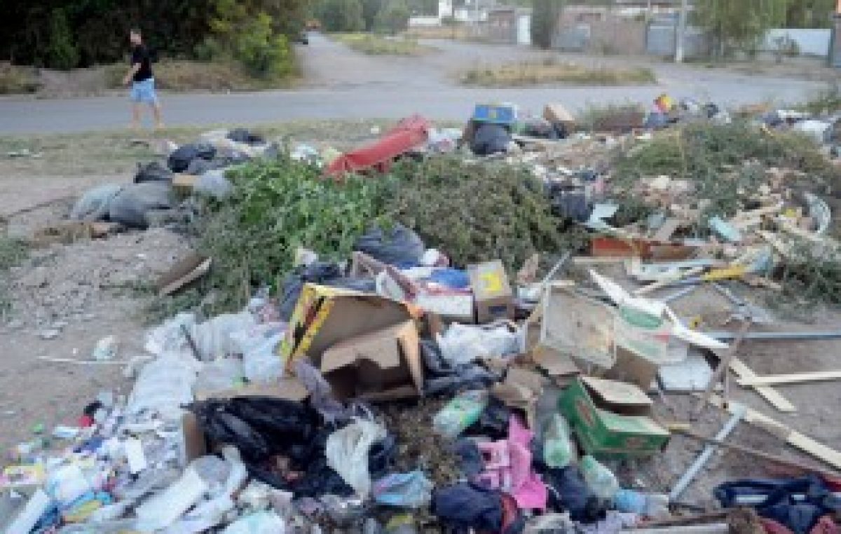 Por un paro gremial, Plottier está tapada de basura en la calle