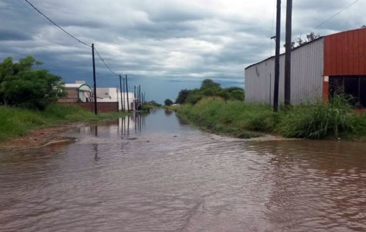 Bandera bajo el agua: pobladores angustiados por histórica inundación
