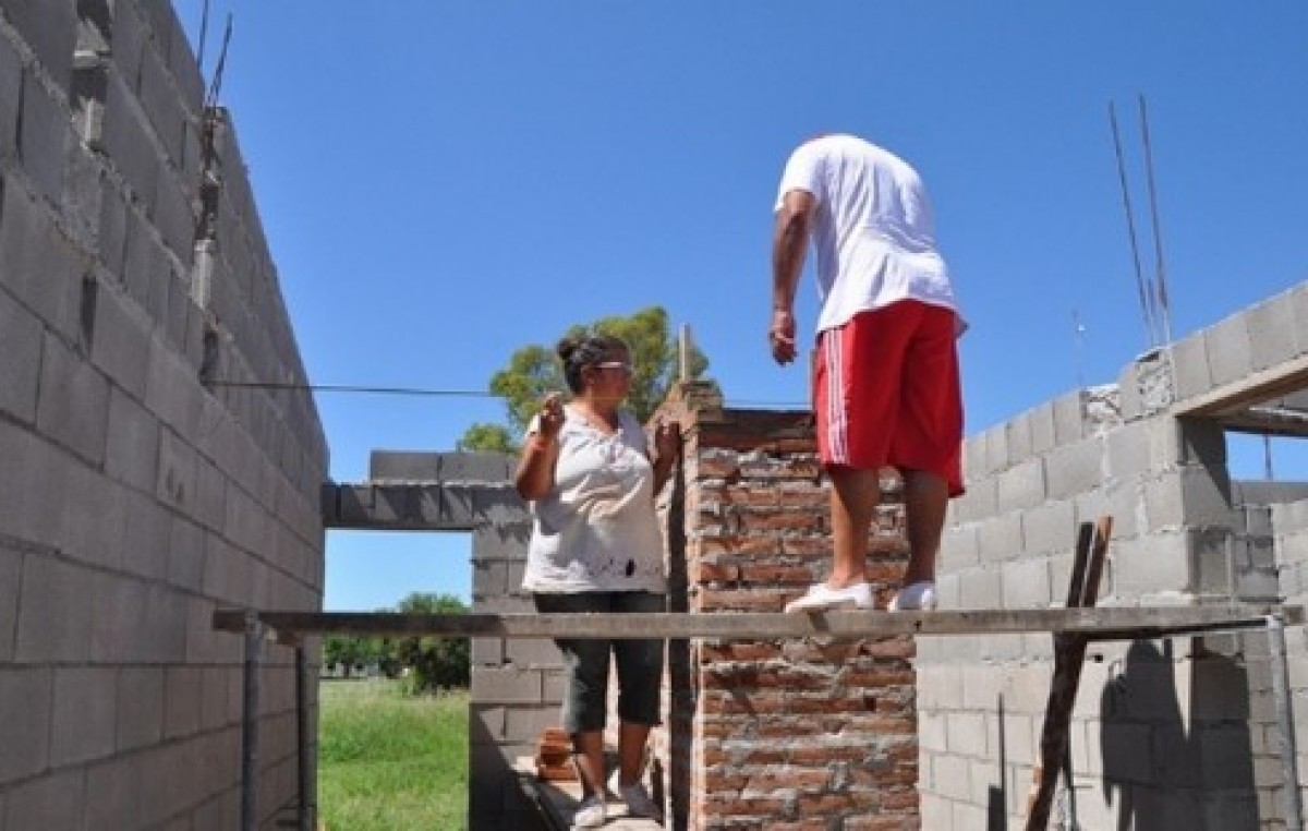 Nueve mujeres construyen viviendas sociales en Balnearia