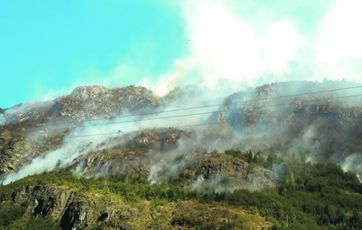 Incendios descontrolados entre Lago Puelo y El Hoyo