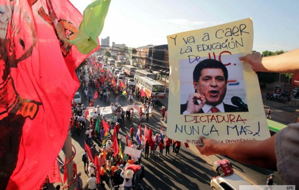 Miles de campesinos marcharon al Congreso de Paraguay para reclamar la renuncia de Cartes