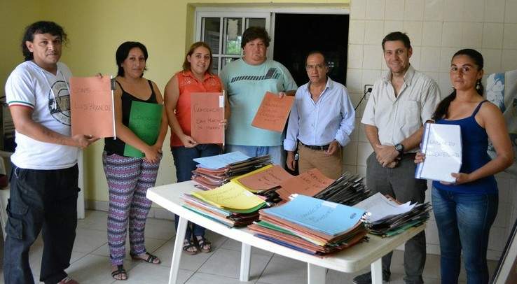 directores_pedro_vega_y_carlos_cisneros_junto_a_los_vecinos