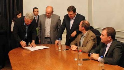Gobernador de Río Negro firmó convenios con los Municipios que usarán servicio electoral