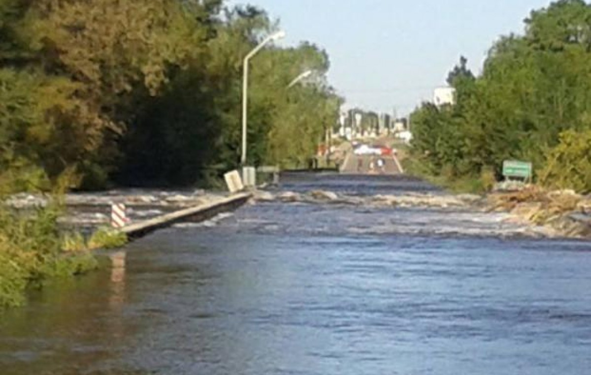 Hay más de medio metro de agua sobre el puente de Carcarañá