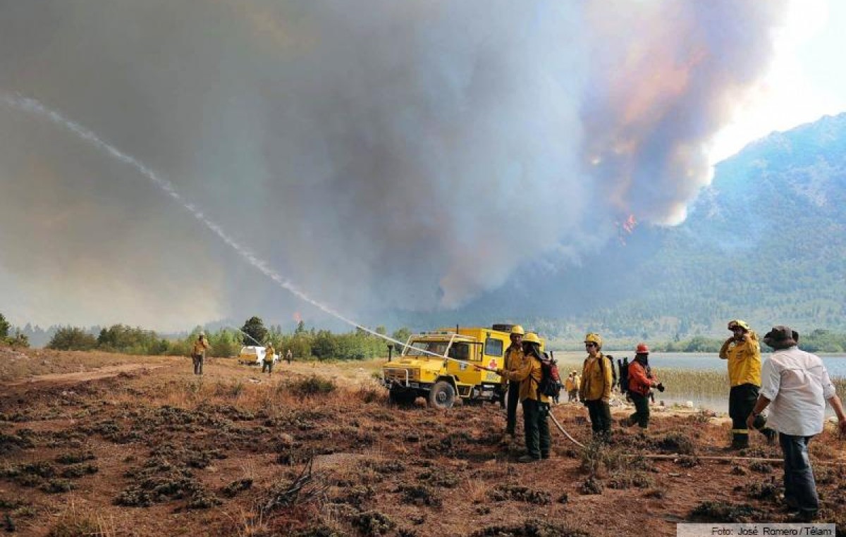 El fuego consumió más de 30 mil hectáreas en Chubut y confían en que las bajas temperaturas ayuden a controlarlo