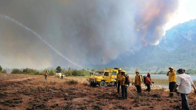 El fuego consumió más de 30 mil hectáreas en Chubut y confían en que las bajas temperaturas ayuden a controlarlo