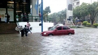 Barrios inundados y clases suspendidas en Santa Fe por un fuerte temporal