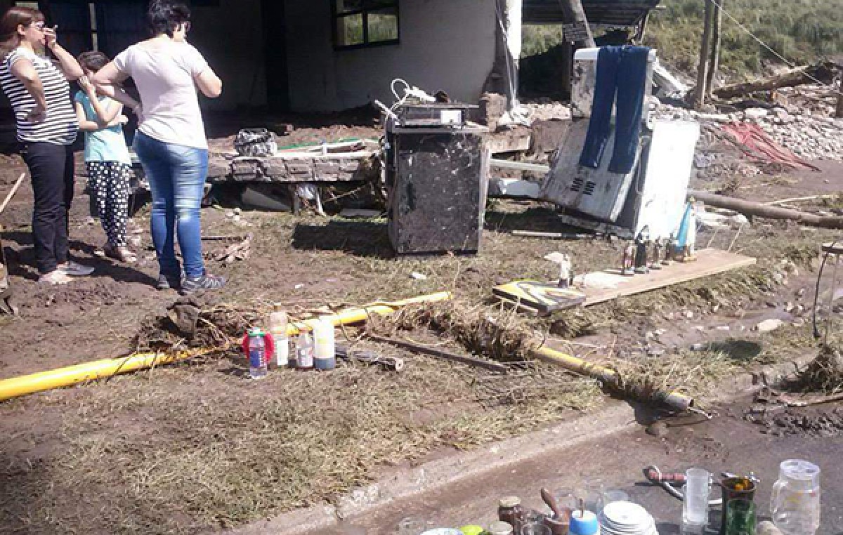 Catamarca: Una fuerte tormenta y la crecida del río causó destrucción en la villa de Balcozna