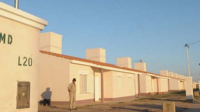 La Gobernadora de Santiago firmó decretos para ejecutar 400 casas en La Banda y obras en La Católica