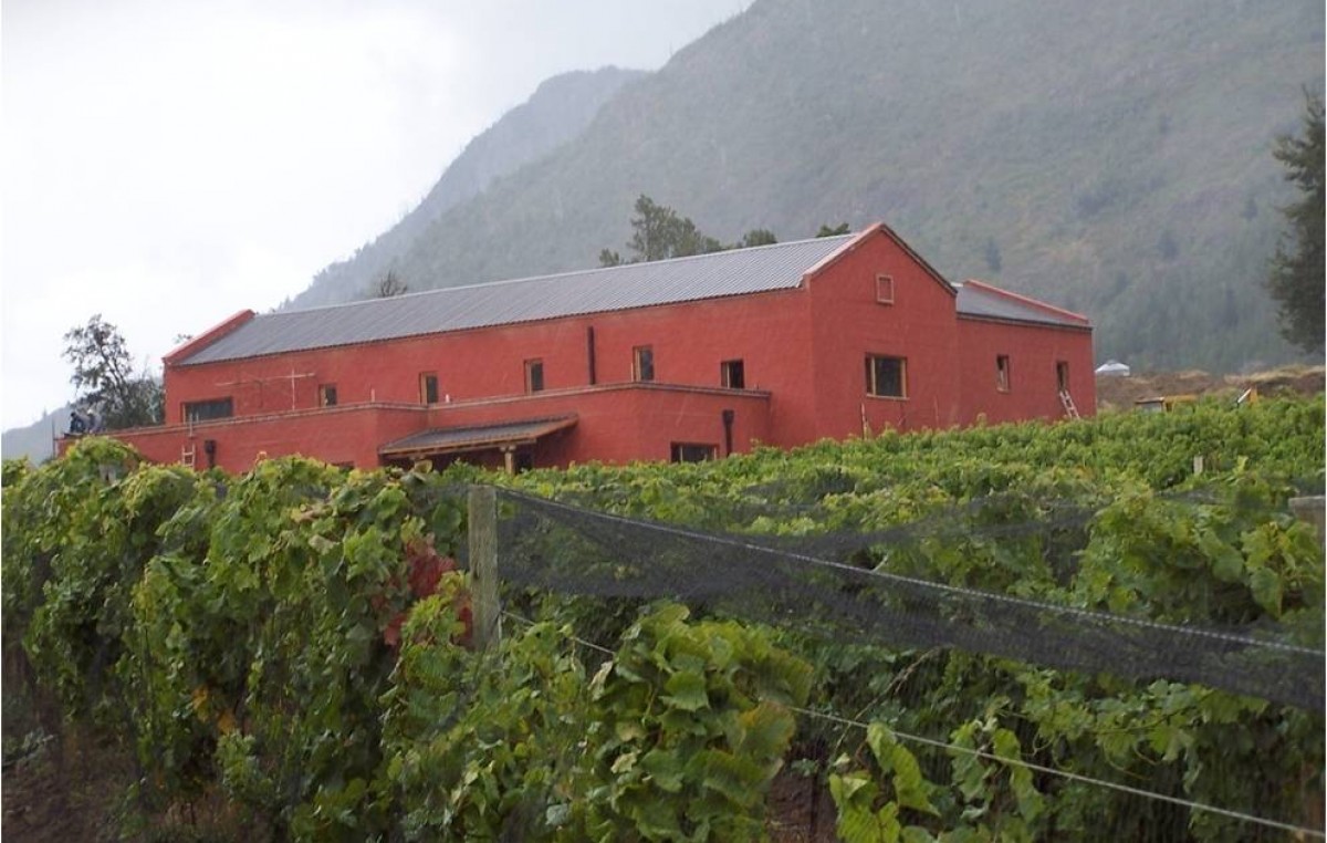 El Hoyo: Como respuesta de “Casa Abierta”, el Gobierno gestiona la inserción de vino chubutense en supermercados