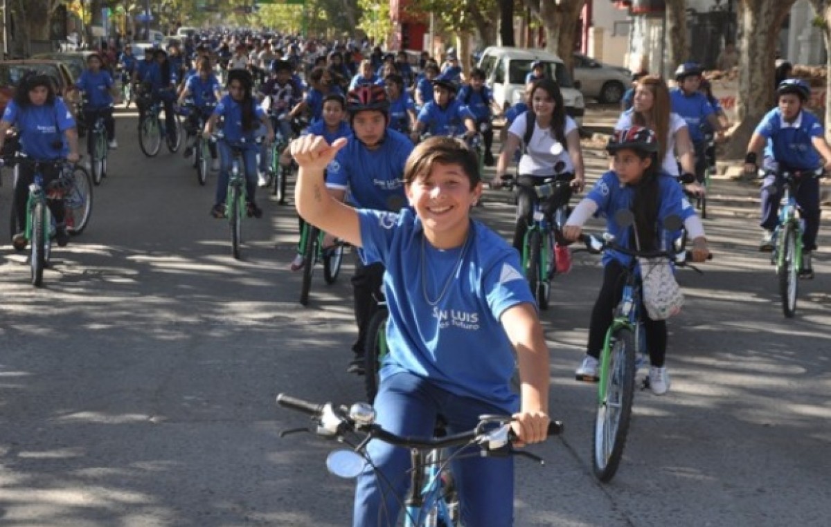 Casi 900 alumnos invadieron la ciudad de Villa Mercedes con sus nuevas bicis