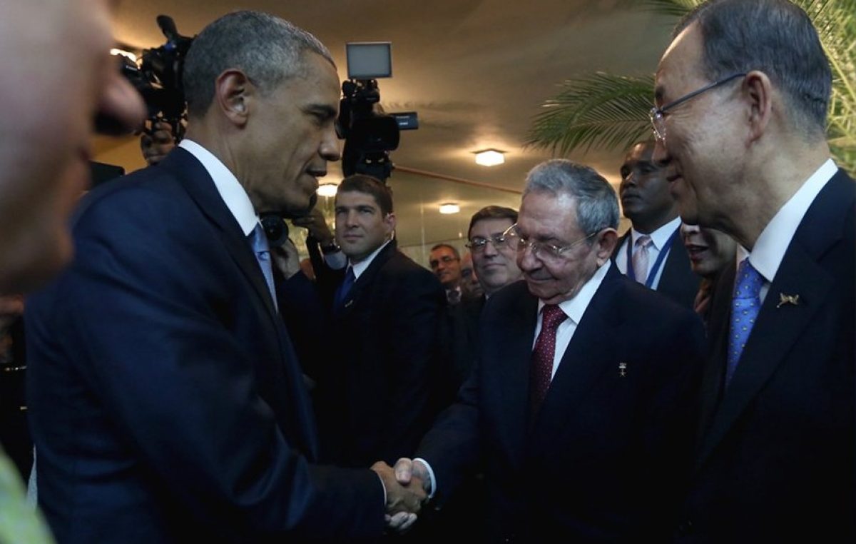 Histórico saludo entre Obama y Castro