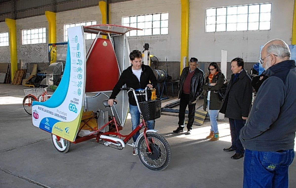 Presentaron la nueva tricicleta que empezarían a usar los cartoneros de Bahía Blanca