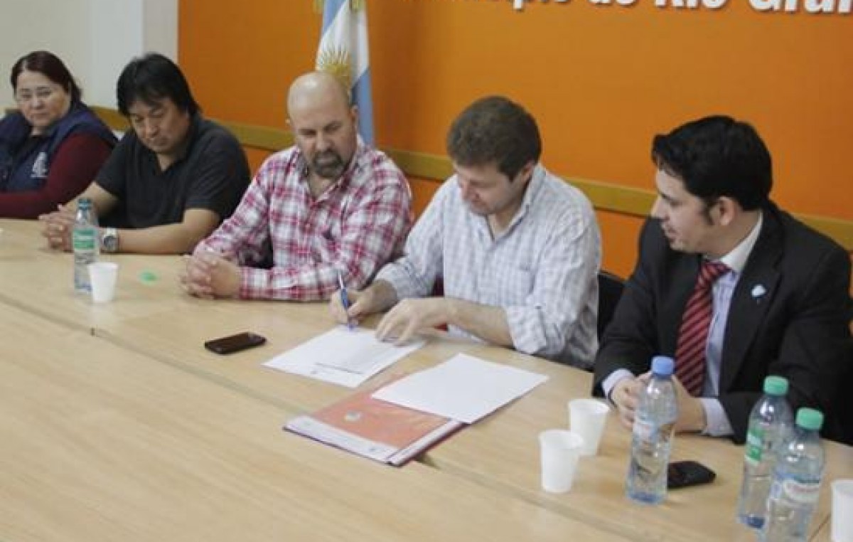 El Intendente de Río Grande firmó la recategorización de más de 250 agentes municipales