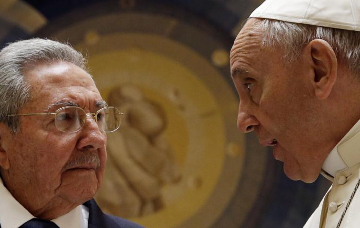 El Papa recibió a Raúl Castro, quien prometió volver al catolicismo