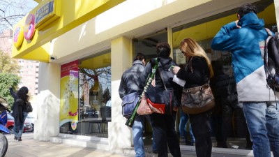 Ya se aplican multas por largas colas en bancos y comercios de Neuquén