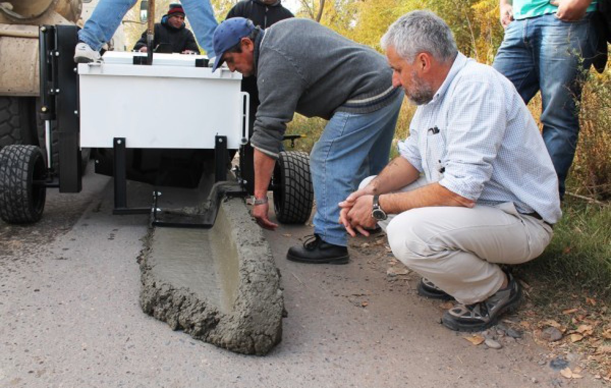 Plottier tiene su máquina de hacer cordones cuneta