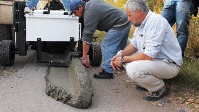 Plottier tiene su máquina de hacer cordones cuneta