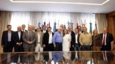 Alicia Kirchner entregó sábanas de cooperativistas a más de 20 municipios de Buenos Aires