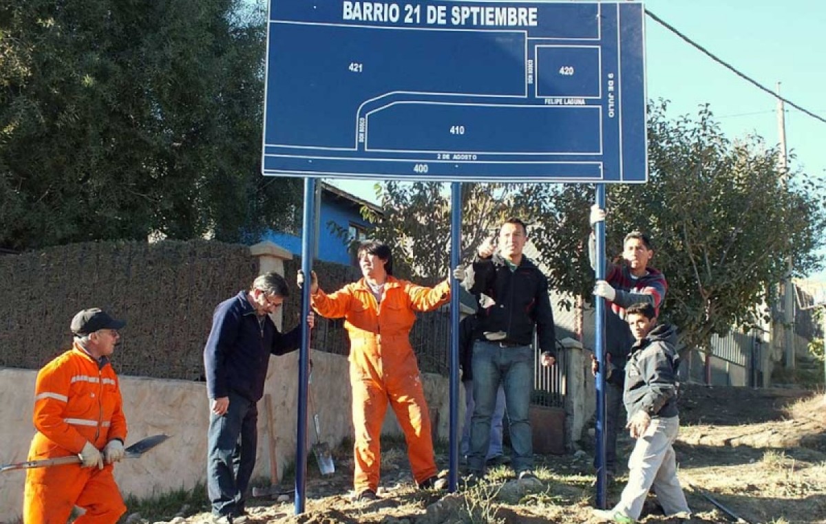 Barrios de Bariloche gestionan e instalan cartelería con financiamiento municipal