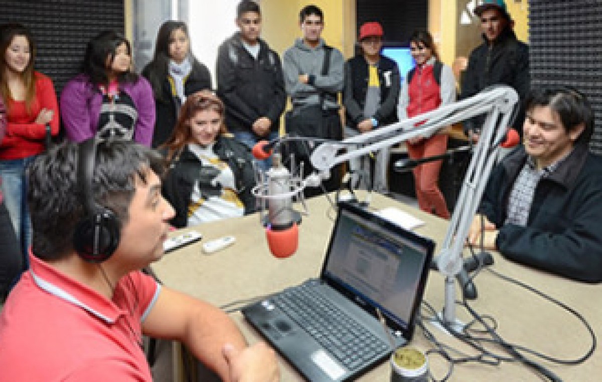 La radio municipal de Rawson se abre a los colegios