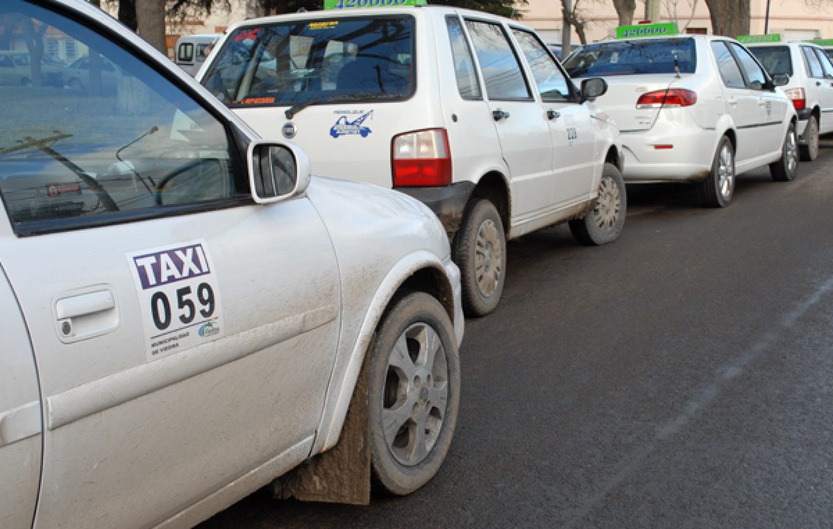 Incorporan el botón antipánico a 136 taxis en Bahía Blanca