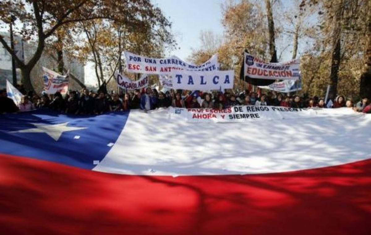 Colegio de profesores de Chile decide continuar con el paro indefinido