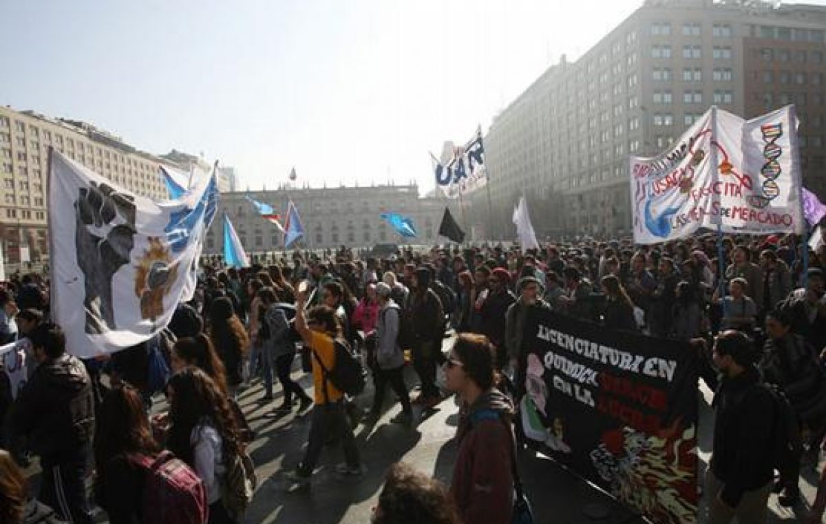Estudiantes y profesores chilenos se movilizan por una educación de calidad