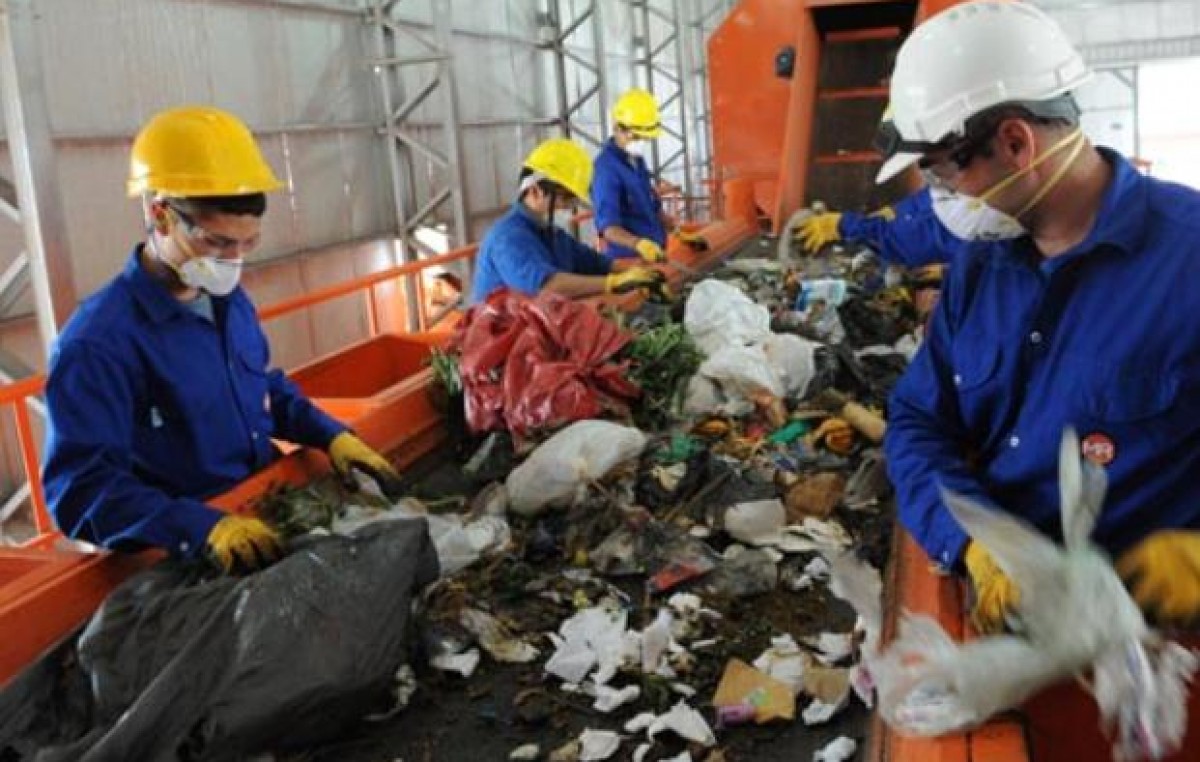 Desde el municipio rosarino buscan reducir la comida que se tira a la basura
